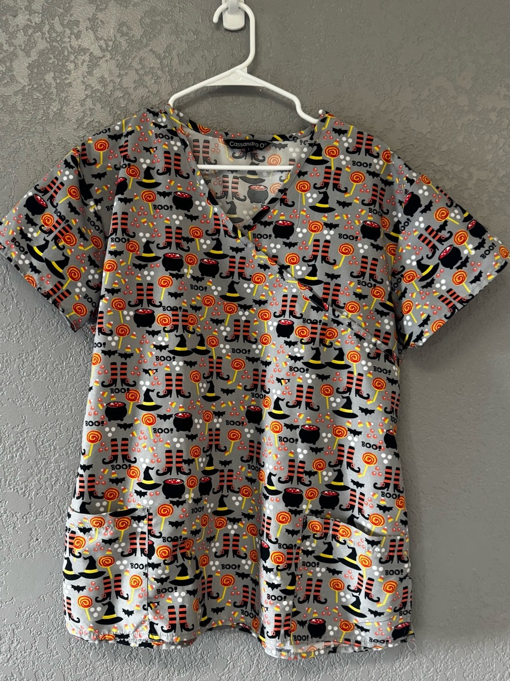 [171] Halloween Print V-Neck Scrub Top in Gray, Orange & Black
